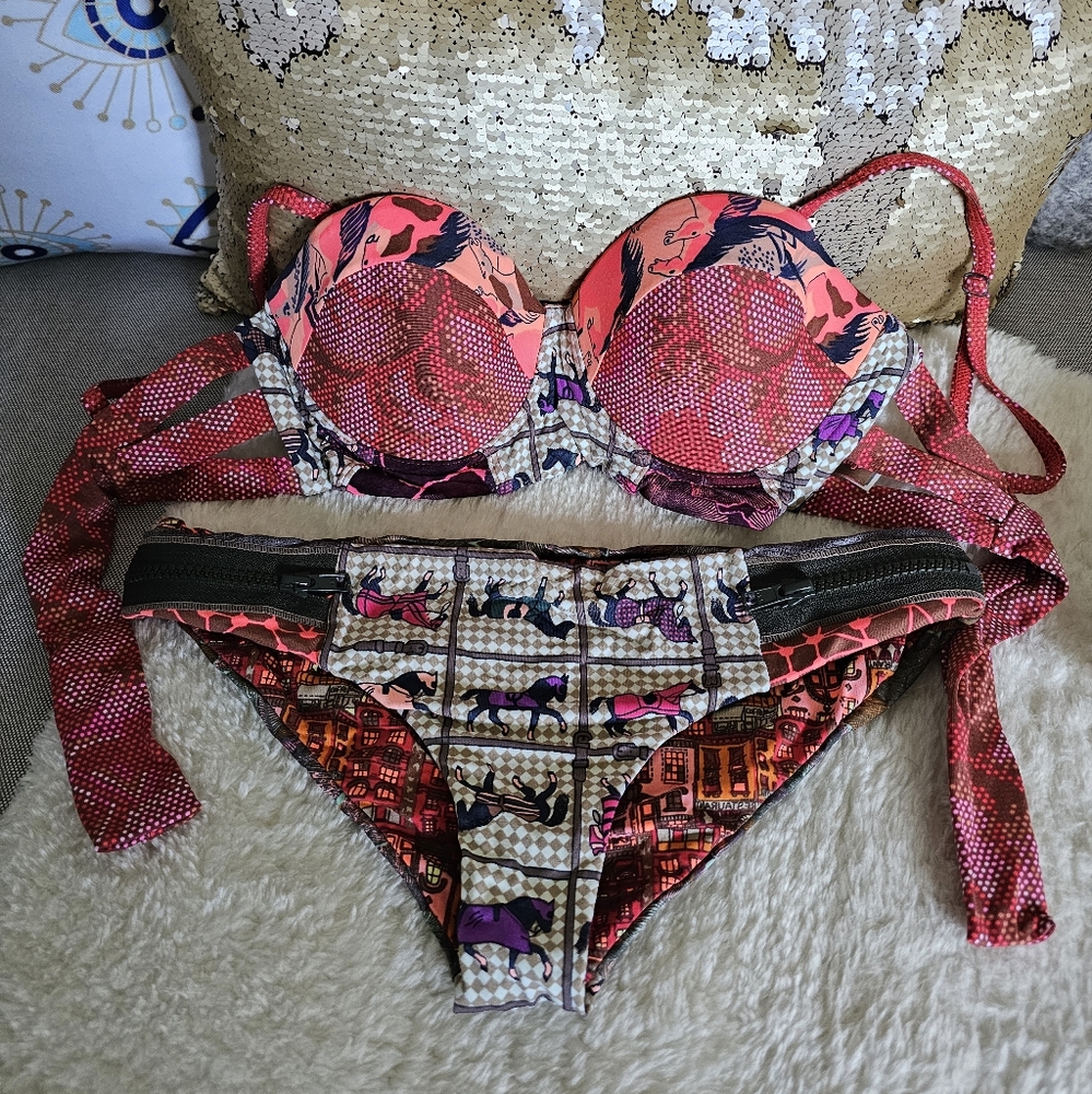 EUC/NWOT Maaji Equestrian Print Bikini! Size M.